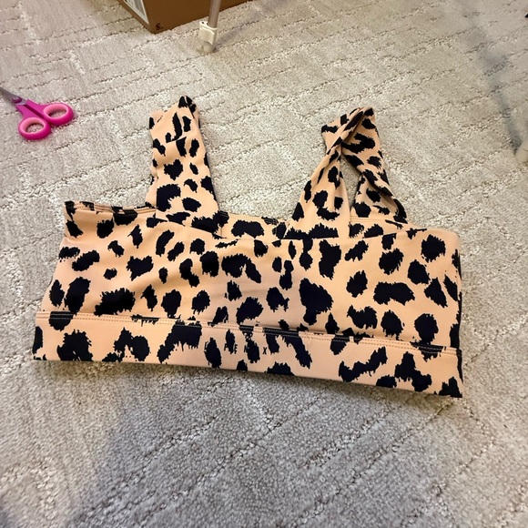 Chic Leopard Print Sports Bra - Picture 4 of 6